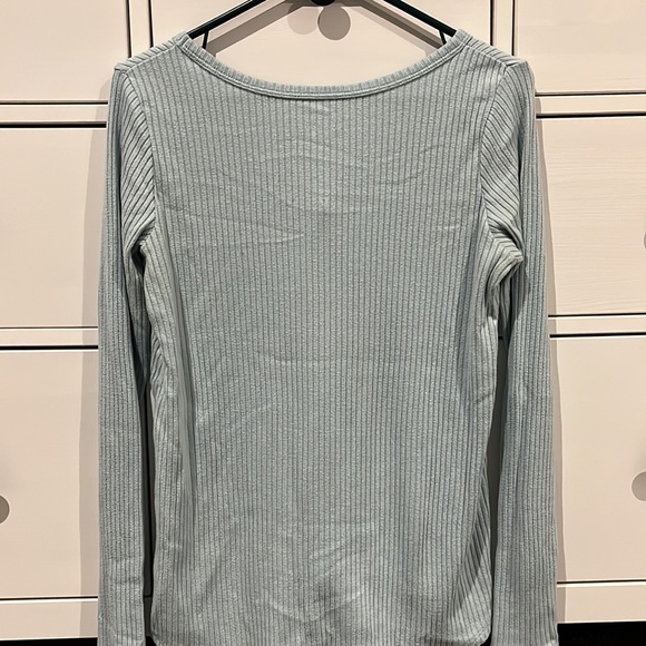 American Eagle Soft & Sexy Long Sleeve V-Neck T-Shirt - Picture 3 of 3